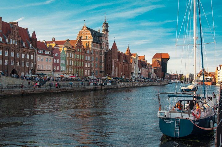 A sailboat and the Gdańsk waterfront